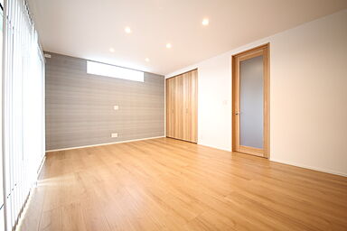 有限会社桃栗柿屋 ももくりの家の施工事例「木目調のナチュラルシンプルな空間。光を取り込み開放感を演出するすまい」の画像3