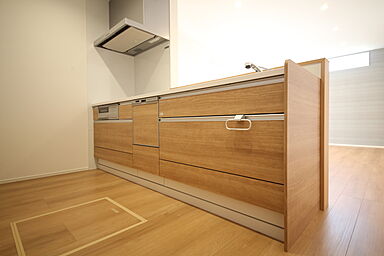 有限会社桃栗柿屋 ももくりの家の施工事例「木目調のナチュラルシンプルな空間。光を取り込み開放感を演出するすまい」の画像4