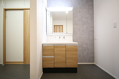 有限会社桃栗柿屋 ももくりの家の施工事例「木目調のナチュラルシンプルな空間。光を取り込み開放感を演出するすまい」の画像5