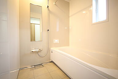 有限会社桃栗柿屋 ももくりの家の施工事例「木目調のナチュラルシンプルな空間。光を取り込み開放感を演出するすまい」の画像6