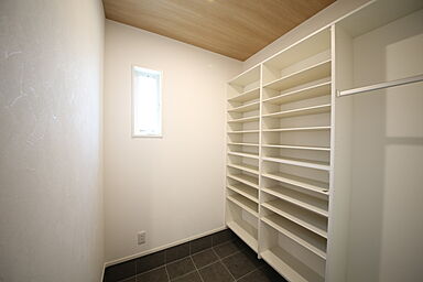 有限会社桃栗柿屋 ももくりの家の施工事例「木目調のナチュラルシンプルな空間。光を取り込み開放感を演出するすまい」の画像9