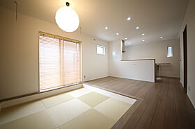 有限会社桃栗柿屋 ももくりの家の施工事例「和の趣を演出。畳のぬくもりを感じるダウンフロアの住まい」の画像2