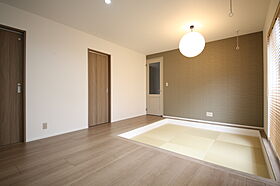 有限会社桃栗柿屋 ももくりの家の施工事例「和の趣を演出。畳のぬくもりを感じるダウンフロアの住まい」の画像3