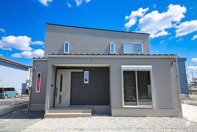 有限会社桃栗柿屋 ももくりの家の施工事例「青空に映えるモダンな外観、光と開放感を楽しむ家」の画像