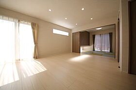 有限会社桃栗柿屋 ももくりの家の施工事例「青空に映えるモダンな外観、光と開放感を楽しむ家」の画像2