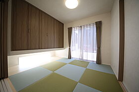 有限会社桃栗柿屋 ももくりの家の施工事例「青空に映えるモダンな外観、光と開放感を楽しむ家」の画像3