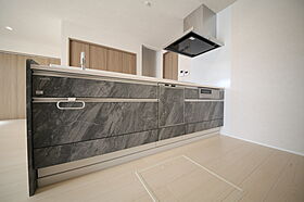 有限会社桃栗柿屋 ももくりの家の施工事例「青空に映えるモダンな外観、光と開放感を楽しむ家」の画像4