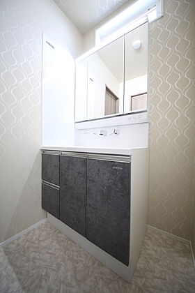 有限会社桃栗柿屋 ももくりの家の施工事例「青空に映えるモダンな外観、光と開放感を楽しむ家」の画像6