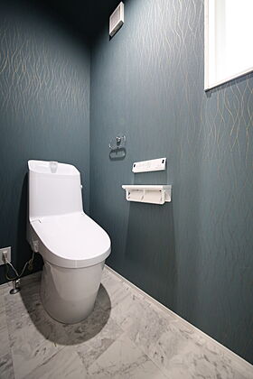 有限会社桃栗柿屋 ももくりの家の施工事例「青空に映えるモダンな外観、光と開放感を楽しむ家」の画像7