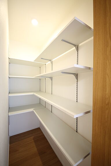 有限会社桃栗柿屋 ももくりの家の施工事例「収納たっぷり&ワークスペース完備、仕事も暮らしも快適な住まい」の画像10