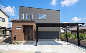 有限会社桃栗柿屋 ももくりの家の施工事例「シックなデザインが落ち着きを演出。充実した収納で毎日が快適になる住まい」のメイン画像