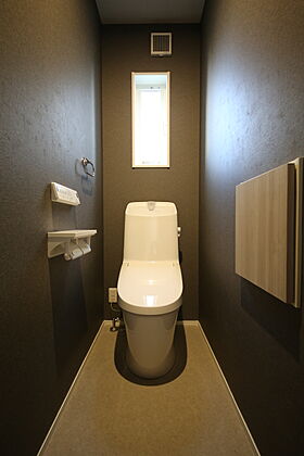 有限会社桃栗柿屋 ももくりの家の施工事例「シックなデザインが落ち着きを演出。充実した収納で毎日が快適になる住まい」の画像10