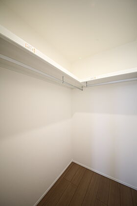 有限会社桃栗柿屋 ももくりの家の施工事例「シックなデザインが落ち着きを演出。充実した収納で毎日が快適になる住まい」の画像8