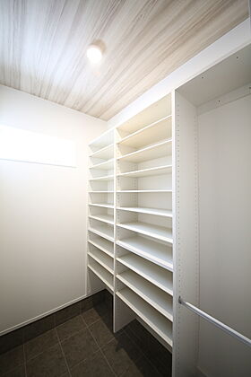 有限会社桃栗柿屋 ももくりの家の施工事例「シックなデザインが落ち着きを演出。充実した収納で毎日が快適になる住まい」の画像9