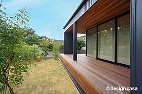 有限会社染矢建設の施工事例「テラスと庭がつながる家。開放感あるリビングのある暮らし」の画像1