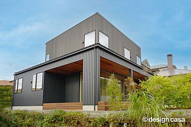 有限会社染矢建設の施工事例「大きなテラスとリビング空間、庭を一体化した家」の画像2