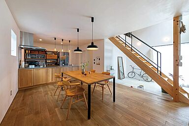 有限会社染矢建設の施工事例「自転車、アウトドア、愛犬。すべてが暮らしにある、自然素材セミオーダー住宅」の画像1