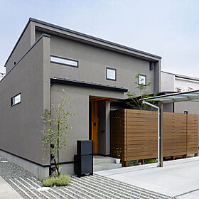 株式会社イチマルホーム 岡山店の施工事例「【2000万円台/37.8坪】光と風に溢れた中庭を囲むコの字型の家」のメイン画像