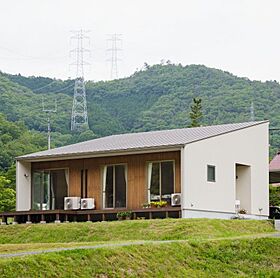 株式会社イチマルホーム 岡山店の施工事例「【~1499万円/約21坪】豊かな自然の中に建つスタイリッシュなガレージ付きの家」のメイン画像