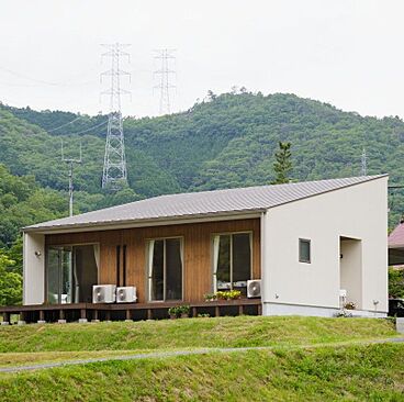 株式会社イチマルホーム 岡山店の施工事例「【~1499万円/約21坪】豊かな自然の中に建つスタイリッシュなガレージ付きの家」の画像