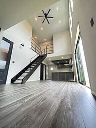株式会社マルケンホームの施工事例「吹抜けが生む開放感と、モノトーンのデザイン住宅」の画像