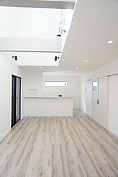 株式会社マルケンホームの施工事例「吹き抜けの光が映える 洗練されたモノトーンの住まい」の画像