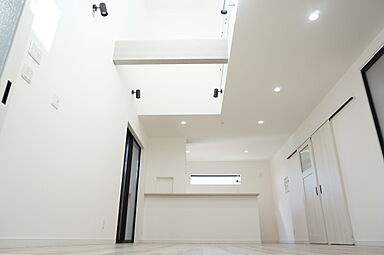 株式会社マルケンホームの施工事例「吹き抜けの光が映える 洗練されたモノトーンの住まい」の画像1