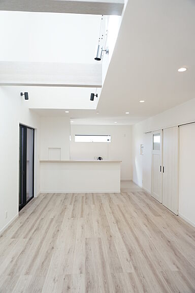 株式会社マルケンホームの施工事例「吹き抜けの光が映える 洗練されたモノトーンの住まい」の画像10