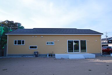 株式会社ハザマ住建の施工事例「木の香りとぬくもりに包まれた、心地よい平屋の暮らし」の画像1