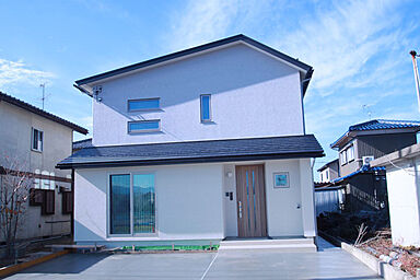 株式会社ハザマ住建の施工事例「無垢材の温もりと吹抜けが彩る、家族が集う開放的な住まい」の画像