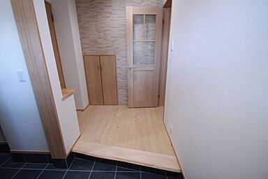 株式会社ハザマ住建の施工事例「無垢材の温もりと吹抜けが彩る、家族が集う開放的な住まい」の画像1