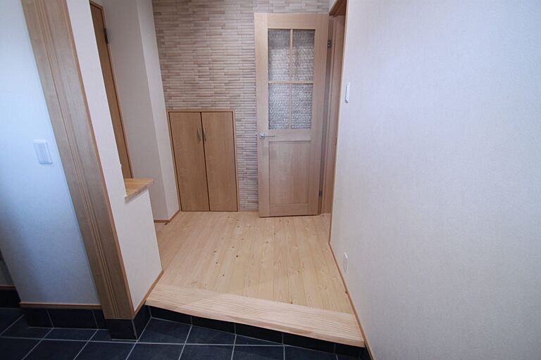 株式会社ハザマ住建の公式画像_玄関2