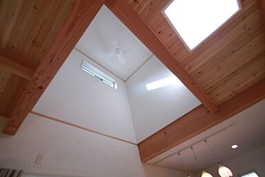 株式会社ハザマ住建の施工事例「無垢材の温もりと吹抜けが彩る、家族が集う開放的な住まい」の画像5