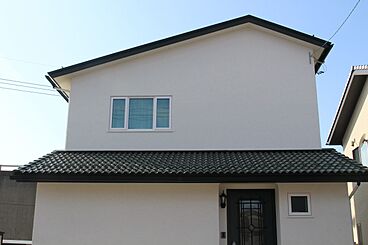 株式会社ハザマ住建の施工事例「統一感あるグリーンカラーと無垢材が織りなす、こだわりの住まい」の画像