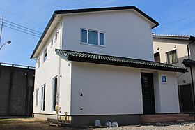 株式会社ハザマ住建の施工事例「統一感あるグリーンカラーと無垢材が織りなす、こだわりの住まい」の画像1