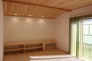 株式会社ハザマ住建の施工事例「統一感あるグリーンカラーと無垢材が織りなす、こだわりの住まい」の画像3