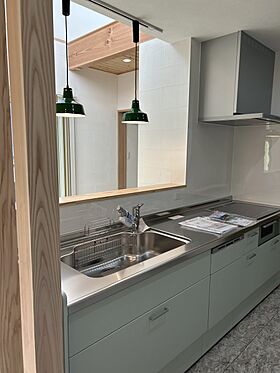 株式会社ハザマ住建の施工事例「統一感あるグリーンカラーと無垢材が織りなす、こだわりの住まい」の画像5