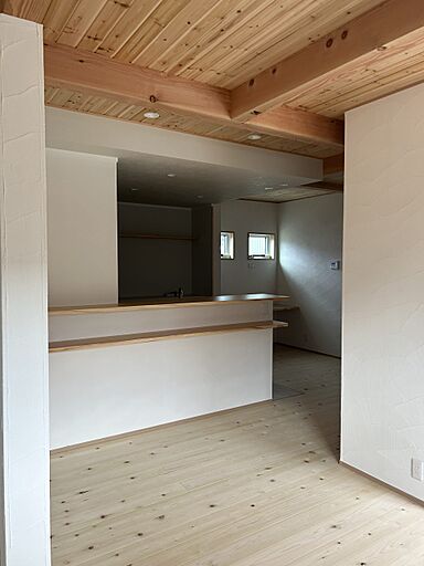 株式会社ハザマ住建の施工事例「自然と調和する美しさ、光を取り込む木の住まい」の画像2