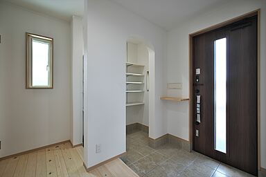 株式会社ハザマ住建の施工事例「シンプルな形に、心地よさと温もりを宿した家」の画像1