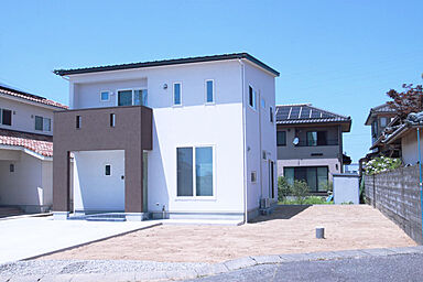 株式会社ハザマ住建の施工事例「無垢材×モダンデザインの心地よいスクエアハウス」の画像