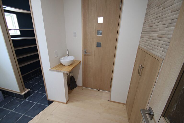 株式会社ハザマ住建の公式画像_玄関2