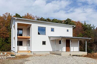 株式会社ハザマ住建の施工事例「白い塗り壁と無垢材が彩る、やさしい暮らしの家」の画像