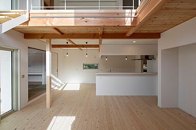 株式会社ハザマ住建の施工事例「白い塗り壁と無垢材が彩る、やさしい暮らしの家」の画像1