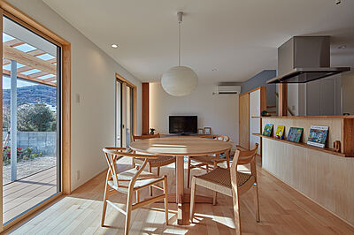 木の家スタイルのリビング 両備ホームズ株式会社の事例画像