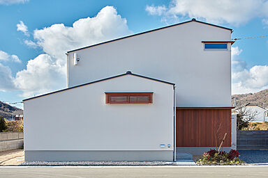 両備ホームズ株式会社の施工事例「軒が導く心地よさ、光と風がめぐる四季と暮らす家」の画像2