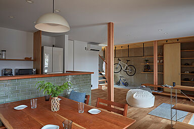 両備ホームズ株式会社の施工事例「通り土間と庭で楽しむ、アウトドアリビングの家」の画像2