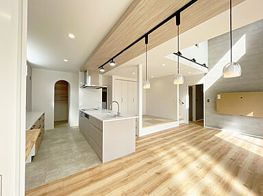 有限会社泊野の施工事例「家事ラク動線が叶う!開放的なリビングのおうち」の画像1