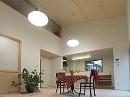 株式会社オーゴシ建設の施工事例「【2階建て/1階で完結できる間取り/勾配天井】自然素材をふんだんに使用した家」の画像
