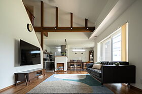 株式会社棟匠の施工事例「理想を叶えた子育て家族のシックな1.5階建て」のメイン画像