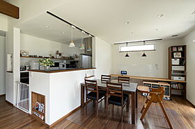 株式会社棟匠の施工事例「理想を叶えた子育て家族のシックな1.5階建て」の画像1